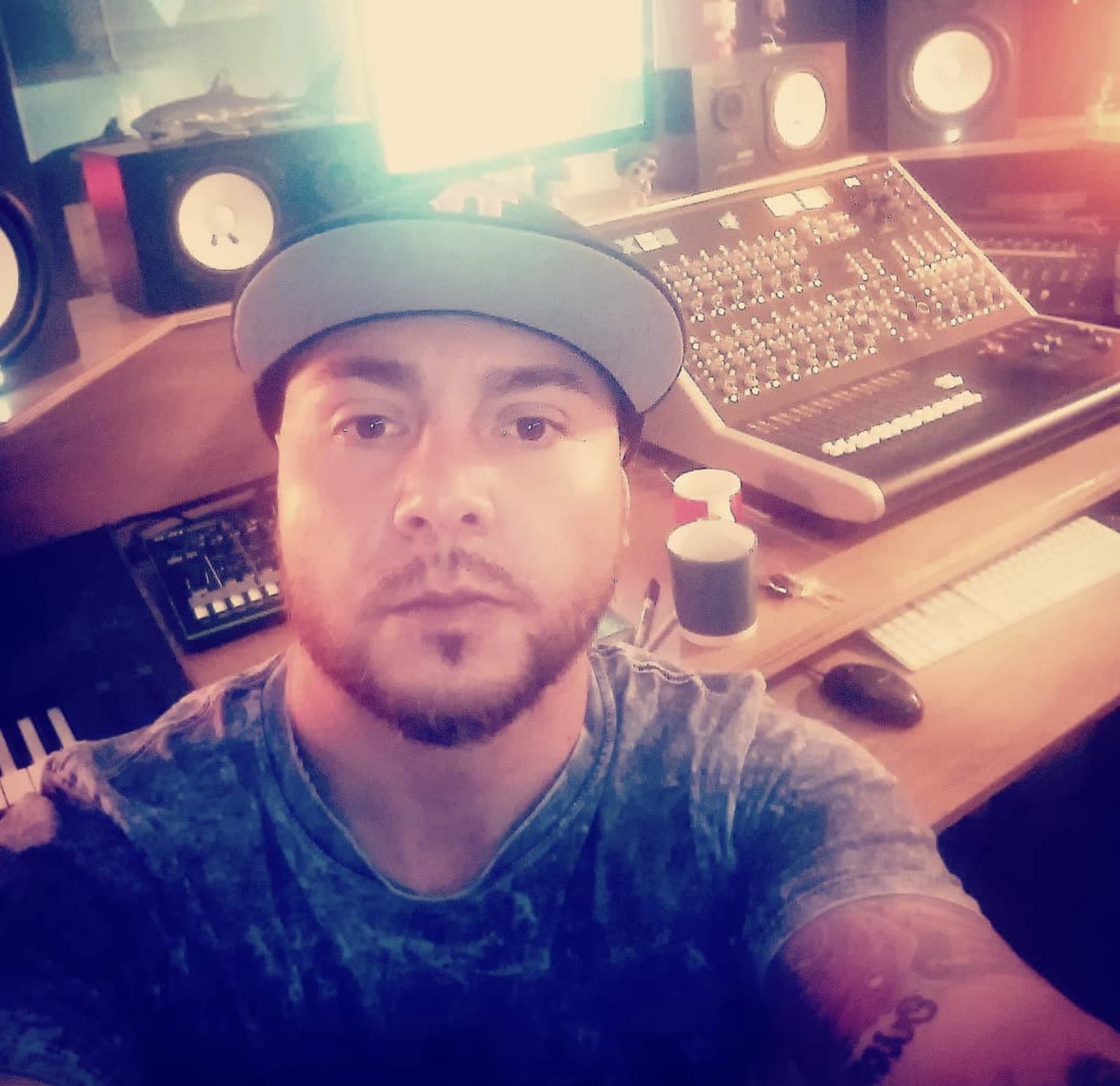 Fran G Genuino frente a la consola de su estudio