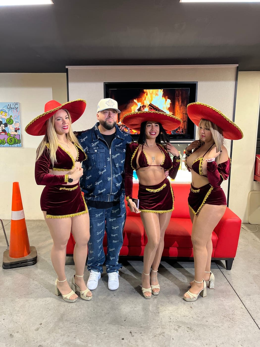 Set de videoclip. Elenco en set, antes de rodar.